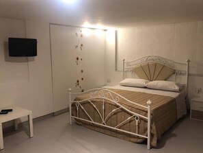 Family Studio | Minibar, blackout drapes, iron/ironing board, free WiFi - B&B il girasole (Maddaloni)
