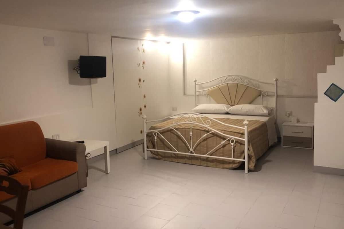 Family Studio | Minibar, blackout drapes, iron/ironing board, free WiFi
