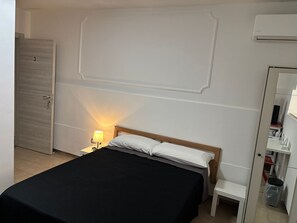 Room | Minibar, blackout curtains, iron/ironing board, free WiFi - B&B il girasole (Maddaloni)