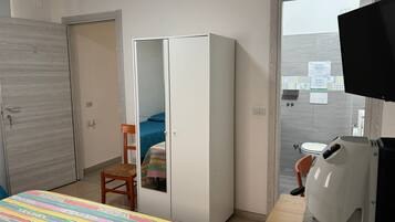 Standaard kamer | Een minibar, verduisterende gordijnen, een strijkplank/strijkijzer