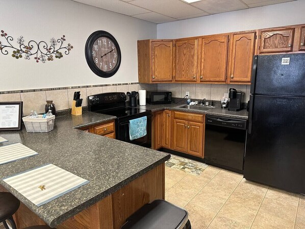 冷蔵庫、電子レンジ、オーブン、コンロ