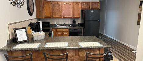 ثلاجة، ميكروويف، فرن، موقد طهي مسطح