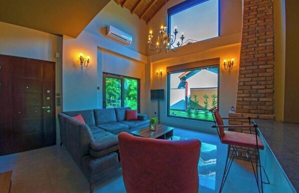 Smart-tv, een open haard en een printer