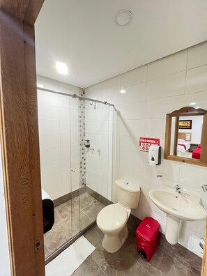 Habitación triple | Baño | Ducha, toallas, jabón y papel higiénico