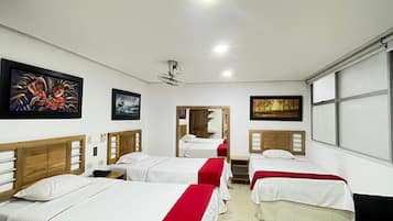 Triple Room | Laptop workspace, soundproofing, free WiFi