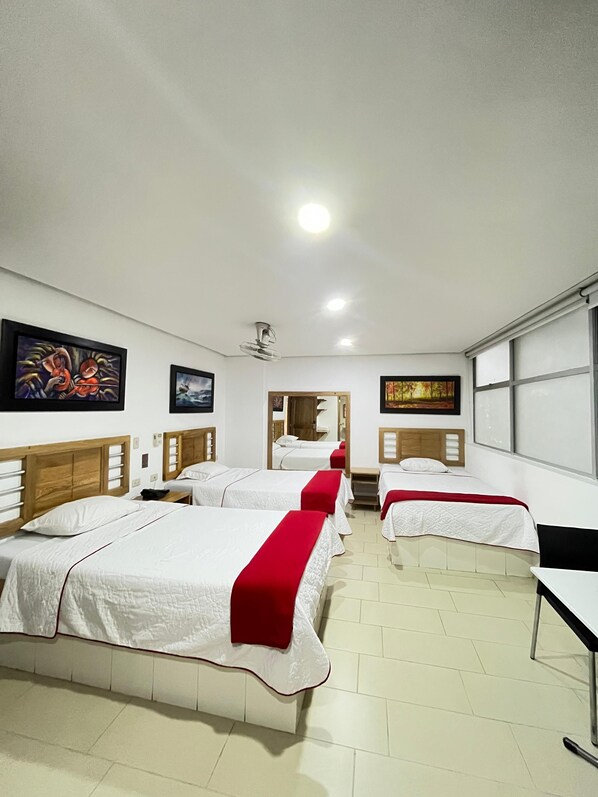 Habitación triple | Espacio para trabajar con un portátil y sistema de insonorización