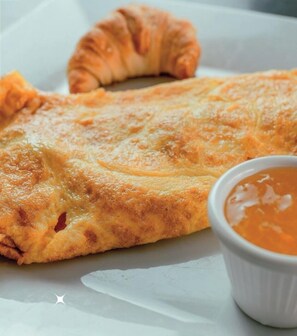 Daily cooked-to-order breakfast (COP 12500 per person)