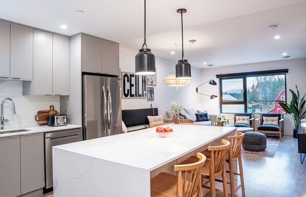 Condo de diseñador, balcón, vista a la montaña | Área de sala de estar | Televisión de pantalla plana