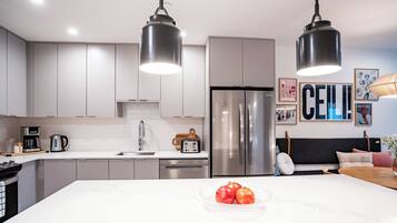 Design-lejlighed - balkon - bjergudsigt | Privat køkken | Køleskab/fryser i fuld størrelse, mikrobølgeovn, ovn, kogeplade