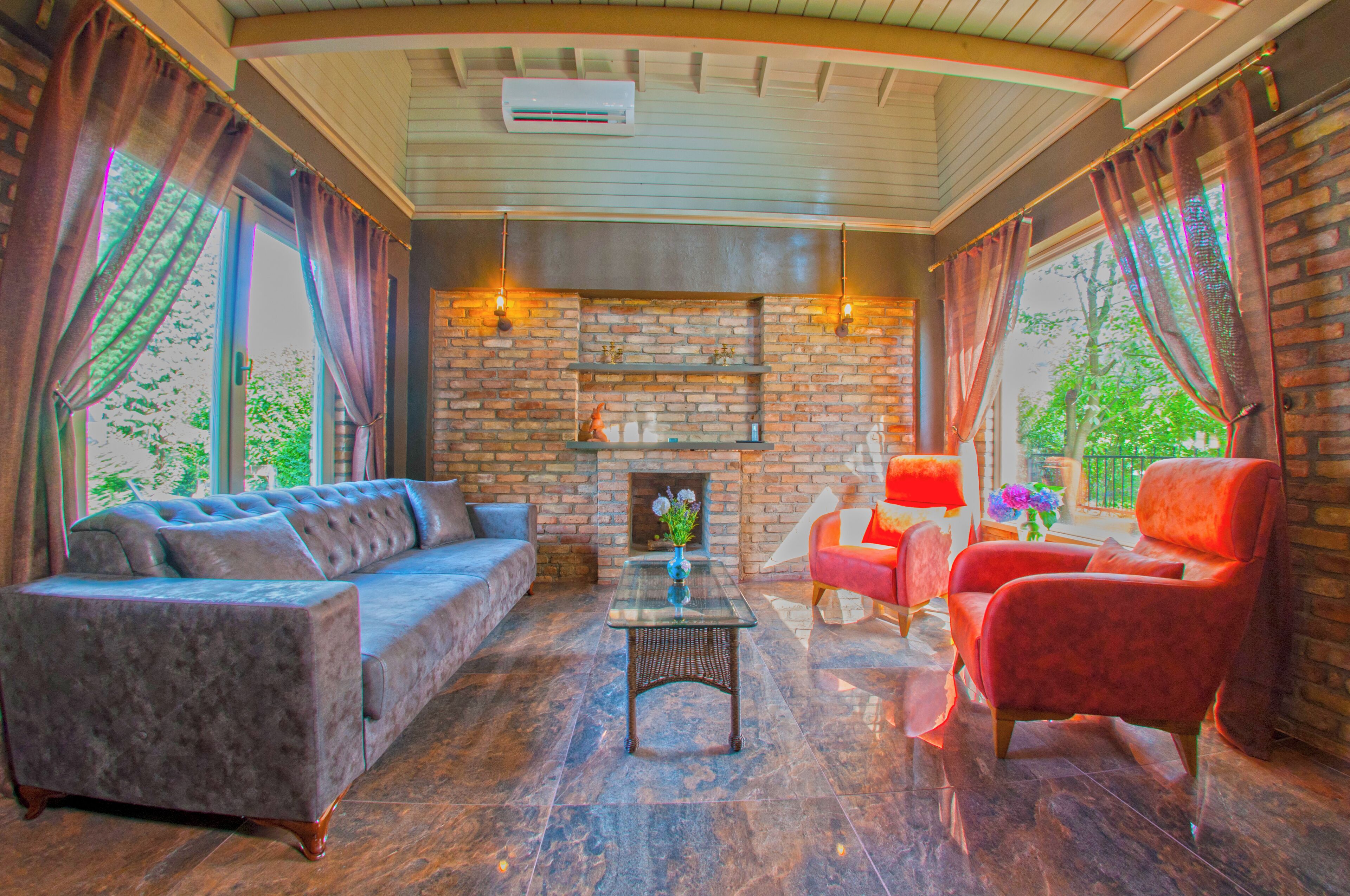 Een smart-tv, een open haard en een printer