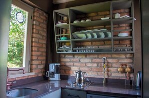 Kühlschrank, Herdplatte, Geschirrspüler, Wasserkocher