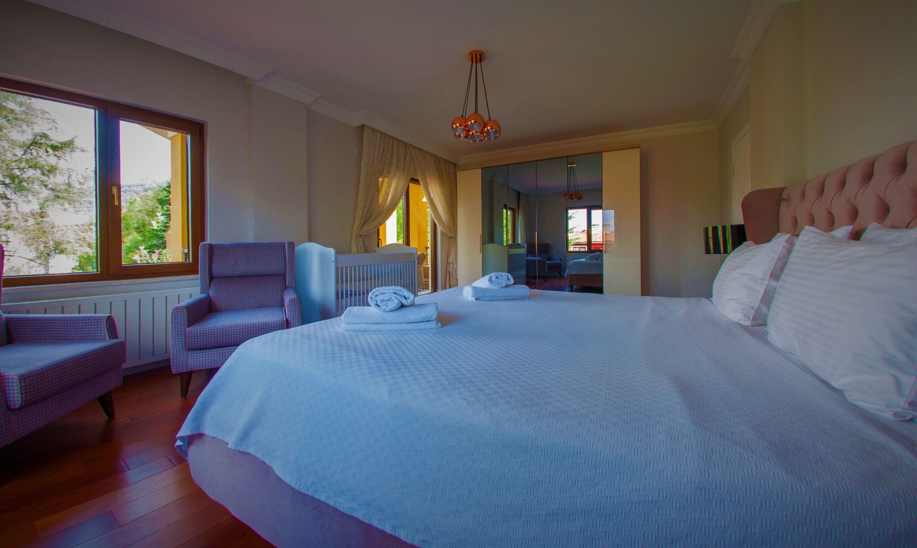 4 bedrooms, in-room safe, iron/ironing board, free WiFi