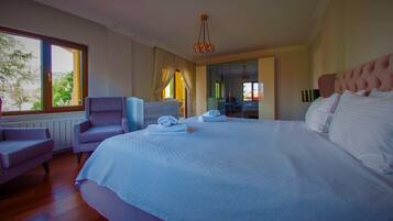 4 bedrooms, in-room safe, iron/ironing board, free WiFi