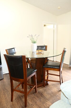 Dining - Cozy Getaway in Houston (Houston)