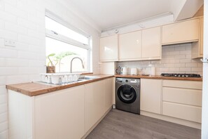 ثلاجة، ميكروويف، فرن، موقد طهي مسطح