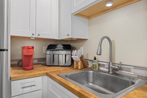 Fridge, microwave, oven, stovetop - Cozy 1-bedroom forest retreat in gorgeous Bellingham (Bellingham)
