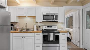 Geladeira, micro-ondas, fogão, cooktop