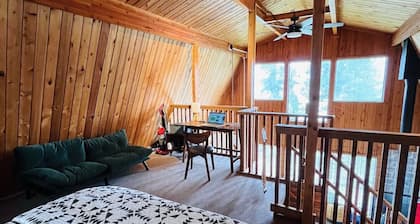 Charming, dog-friendly cabin in peaceful Birch Bay, Wa