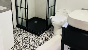 Chuveiro, secador de cabelo, bidê, toalhas de banho