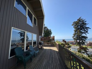 Terrace/patio - Charming, dog-friendly cabin in peaceful Birch Bay, Wa (Blaine)