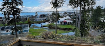 Charming, dog-friendly cabin in peaceful Birch Bay, Wa
