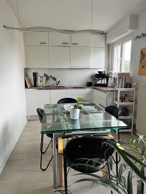 Kühlschrank, Ofen, Herdplatte, Geschirrspüler