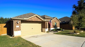 Exterior - Spacious 3-bedroom house with AC, fitness room, WiFi in Leander/North Austin (Leander)