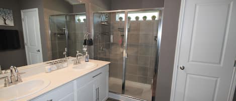 Regadera, toallas, jabón, papel de baño