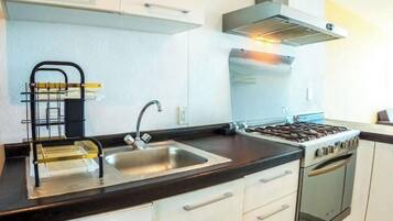 冷蔵庫、電子レンジ、オーブン、コンロ