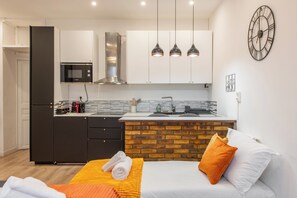 Frigorifero, microonde, piano cottura, lavastoviglie