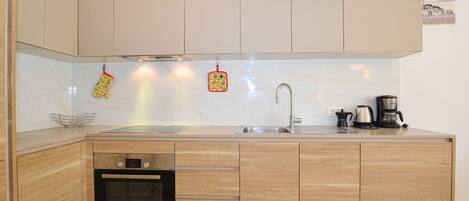 Een koelkast, een oven, een kookplaat, een vaatwasser