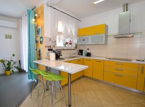 Four à micro-ondes, un four, surface de cuisson, lave-vaisselle