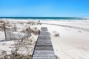 På stranden