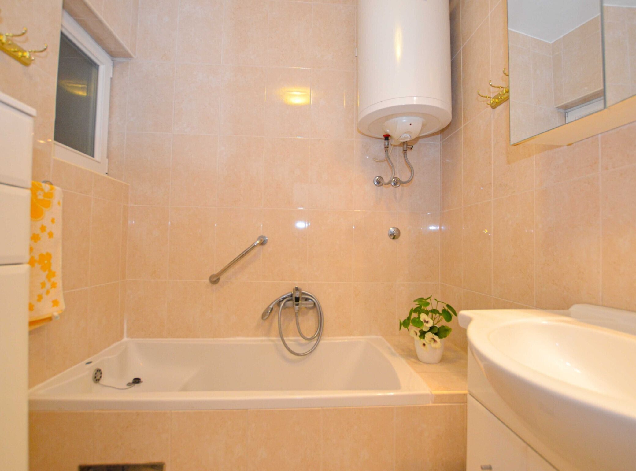 Ein Badezimmer mit Badewanne, Waschbecken, Toilette und Dusche.