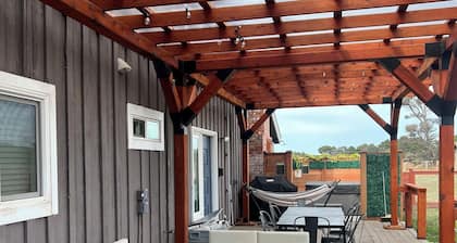 Updated 5BR ocean view villa in Mendocino - Fort Bragg with firepit & hot tub