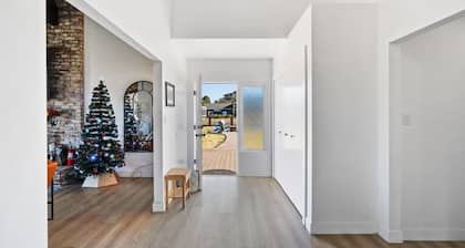 Updated 5BR ocean view villa in Mendo-Fort Bragg, dog-friendly, firepit, hot tub