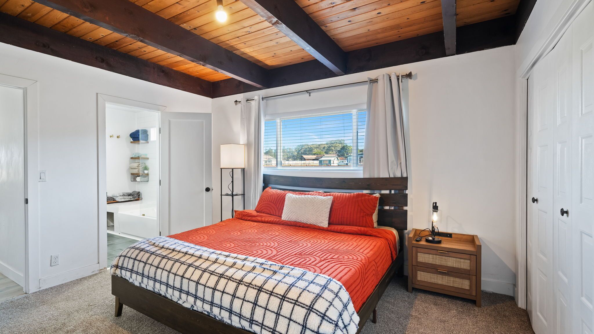 5 habitaciones, escritorio y tabla de planchar con plancha 