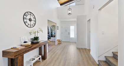 Updated 5BR ocean view villa in Mendocino - Fort Bragg with firepit & hot tub