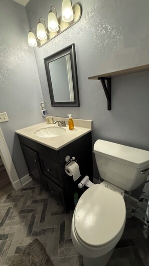 Sèche-cheveux, bidet, serviettes fournies, papier toilette