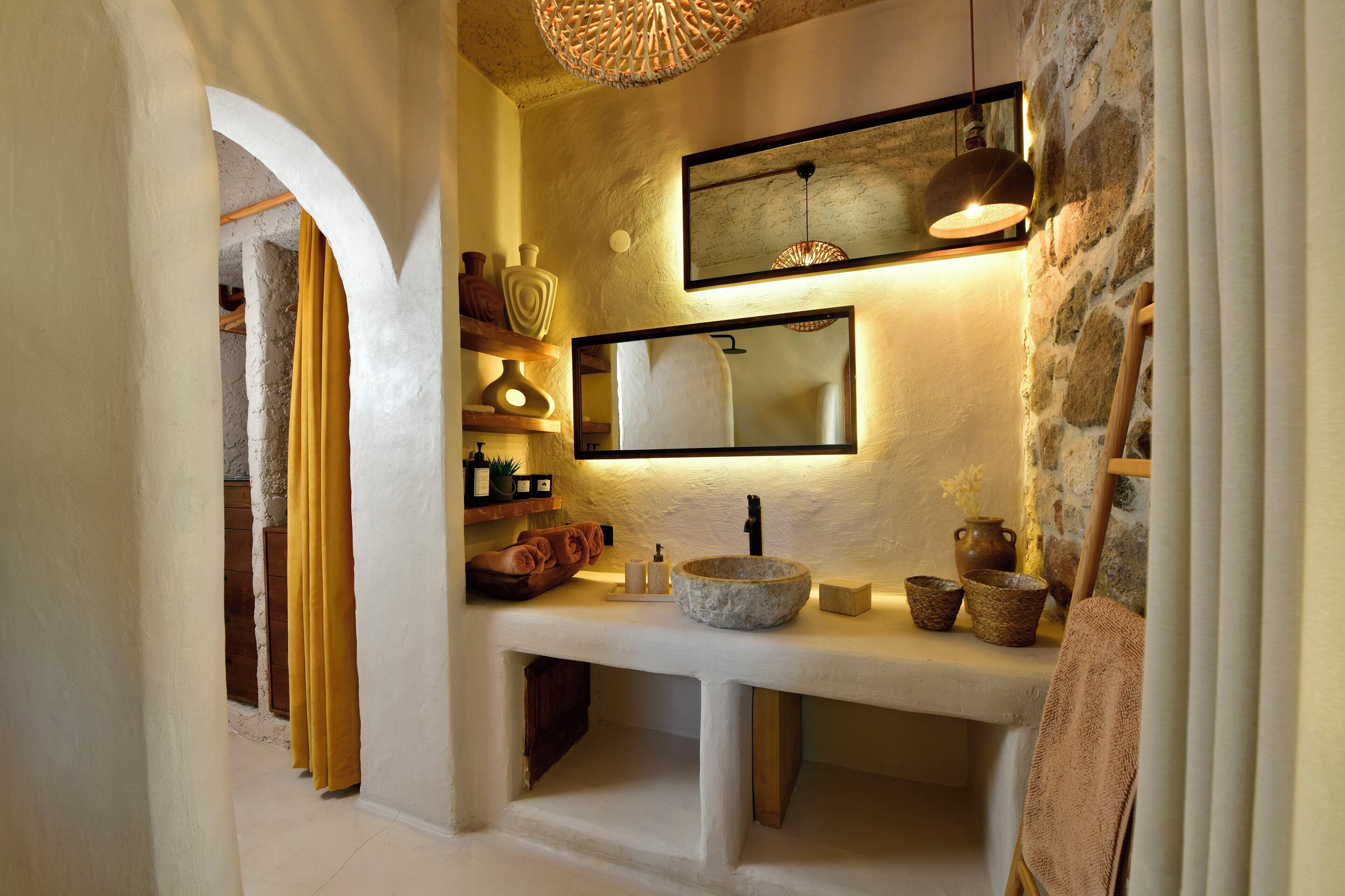 Classic Room | Bathroom | Free toiletries, hair dryer, slippers, towels