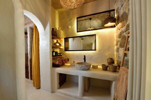 Classic Room | Bathroom | Free toiletries, hair dryer, slippers, towels