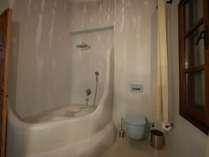 Classic-Dreibettzimmer | Badezimmer | Kostenlose Toilettenartikel, Haartrockner, Hausschuhe, Handtücher