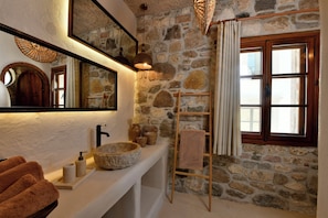 Camera Classic | Bagno | Set di cortesia gratuito, asciugacapelli, pantofole, asciugamani