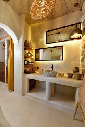 Free toiletries, hair dryer, slippers, towels - Chi House (Ayvalik)