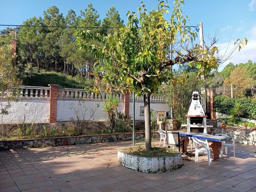 Perfect time out: country house with fireplace, pool and view