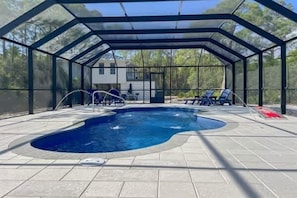 Une piscine couverte offrant une vue dégagée sur les environs.