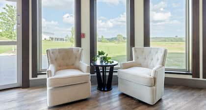 Spacious and modern guestrooms located a short drive from Omaha/Council Bluffs