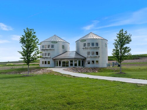 Spacious and modern guestrooms located a short drive from Omaha/Council Bluffs