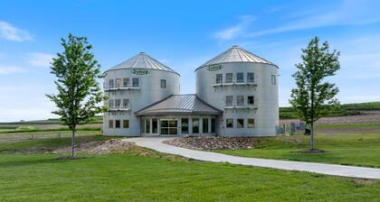 Spacious and modern guestrooms located a short drive from Omaha/Council Bluffs
