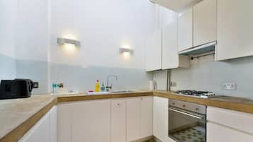 Fridge, oven, stovetop, electric kettle